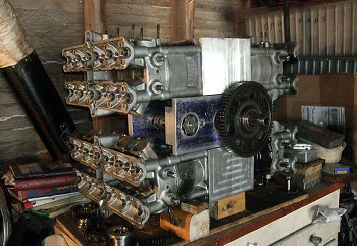 Οι δύο 8κύλινδροι κινητήρες ενώθηκαν για να σχηματίσουν τον 16κύλινδρο.