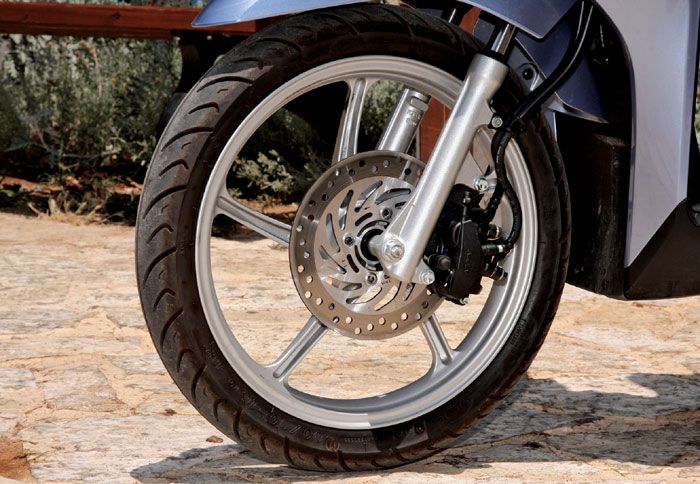 Ο μπροστινός τροχός των 16 ιντσών προσφέρει καλύτερο κράτημα, και μεγαλύτερη άνεση.