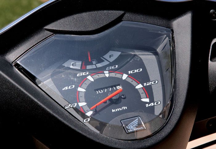 Λιτά όμως καλαίσθητα τα όργανα. Αναλογικών ενδείξεων κοντέρ, στάθμη βενζίνης, ολικός χιλιομετρητής.