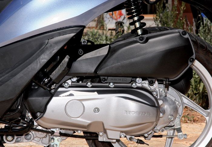 Ο κινητήρας είναι η επιτομή της απλότητας. Αερόψυκτος και διβάλβιδος μεν, αλλά ψεκαστός.