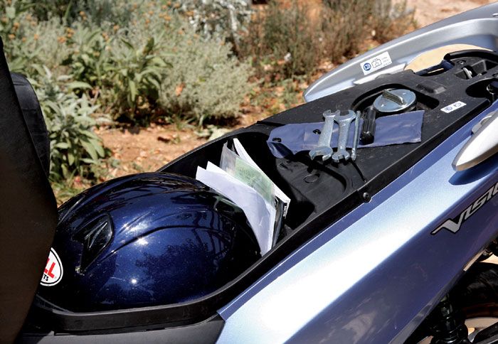 Κάτω απ’ τη σέλα θα χωρέσει ένα full face κράνος, τα χαρτιά σας, και τα εργαλεία του scooter.