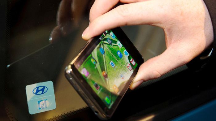Χάρη στο σύστημα NFC, ο οδηγός μπορεί να κλειδώσει ή ξεκλειδώσει το αυτοκίνητό του, χρησιμοποιώντας το κινητό του τηλέφωνο, μέσω ενός συνδέσμου (tag) 