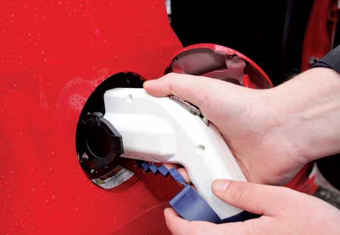 Το i-MiEV διαθέτει 2 υποδοχές φόρτισης. 