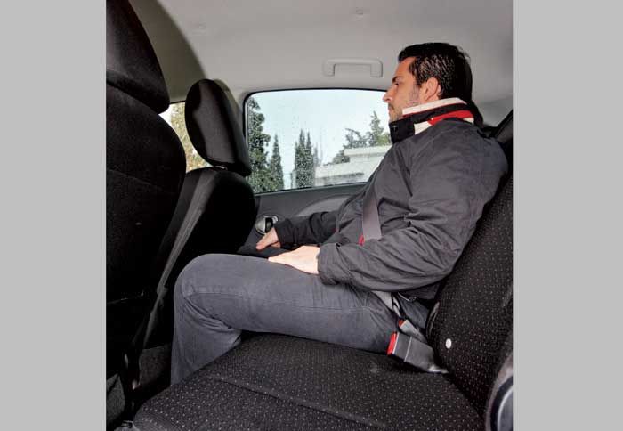 To εσωτερικό του i-MiEV μπορεί να μεταφέρει 4 επιβάτες, ενώ δεν θα συναντήσουν δυσκολίες ο οδηγός και οι επιβάτες με τον παρεχόμενο χώρο για τα κεφάλι