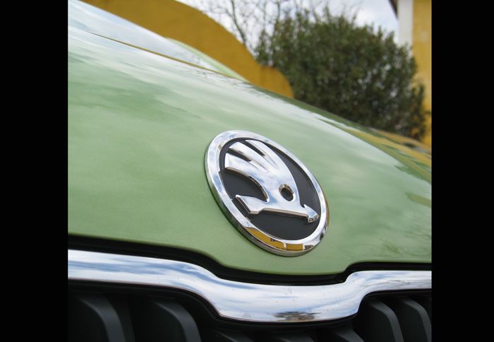 Το νέο σήμα της Skoda κάθεται μόνο του στο καπό.