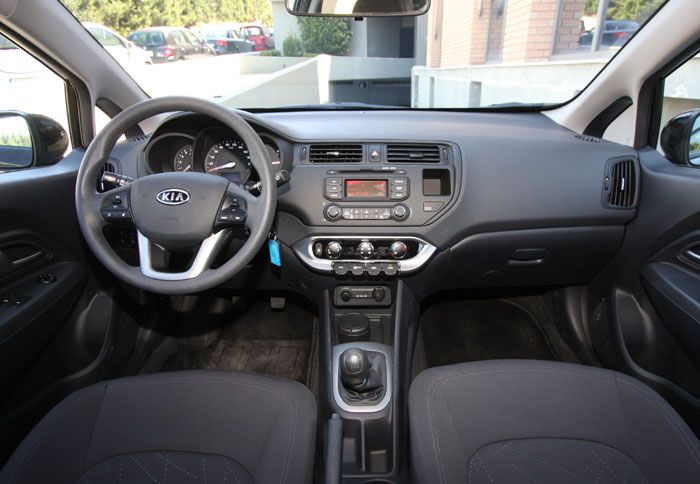 Ο μοντέρνος εσωτερικός διάκοσμος του Kia Rio δημιουργεί ένα ευχάριστο περιβάλλον για τον οδηγό και τους επιβάτες.