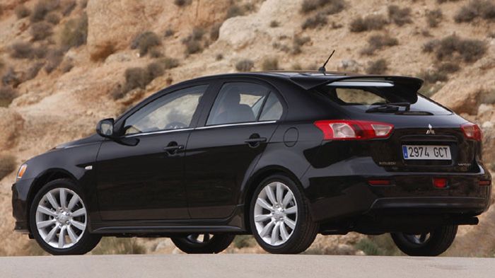 Η Mitsubishi φρόντισε να χαρίσει σπορτίφ εικόνα και στην 5θυρη έκδοση του Lancer.