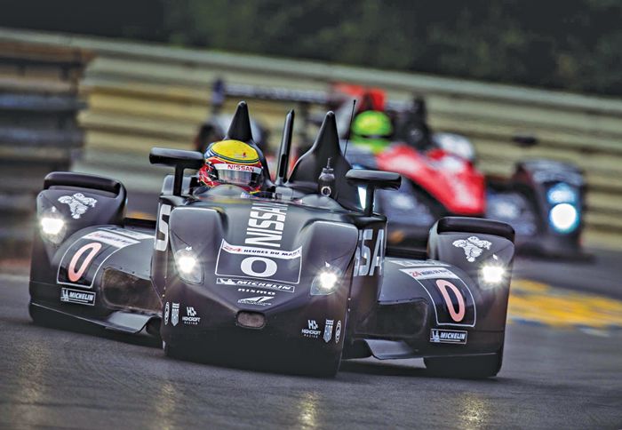 Το περίεργο Nissan Deltawing εγκατέλειψε όταν τις βραδινές ώρες είχε επαφή με το Toyota TS030 του Νακατζίμα.