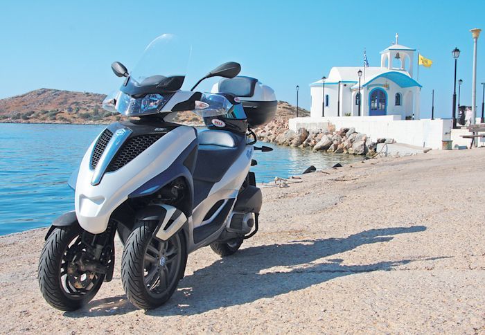 Πολύ ταιριάζουν το λευκό και το μπλε της εκκλησίας, με τα χρώματα του Yourban.
