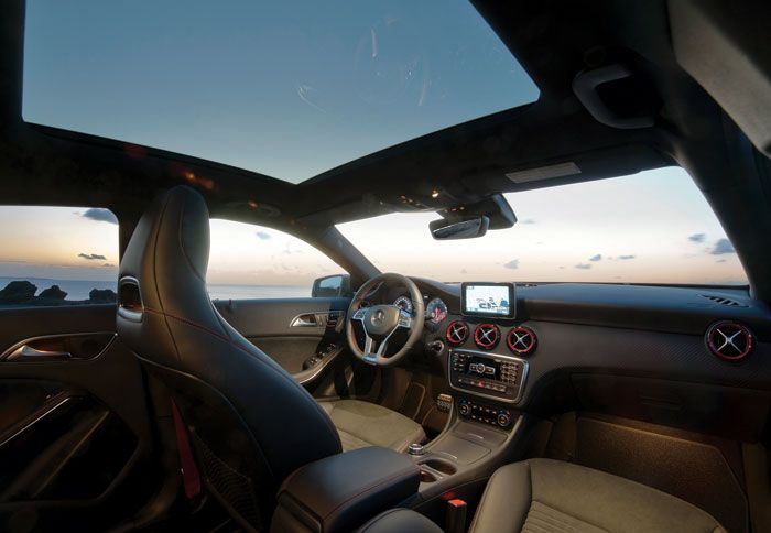 Υπερποιοτικό και πολυτελές εσωτερικό διαθέτει η νέα A-Class, ενώ υπάρχουν διάφορες multimedia διευκολύνσεις (π.χ. για iPhone και iPad)