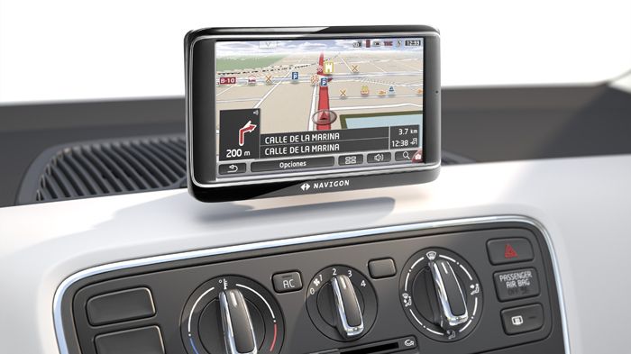 Χάρη στο SEAT Portable System μπορεί κανείς να χειρίζεται το σύστημα πλοήγησης, τον υπολογιστή ταξιδίου, το ηχοσύστημα, ακόμα και το κινητό του τηλέφω