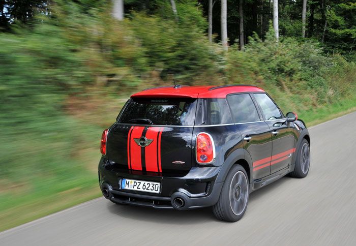 Αντίστοιχα πρόκειται για το πρώτο John Cooper Works με σύστημα τετρακίνησης, ικανό να κινείται και εκτός δρόμου. 
