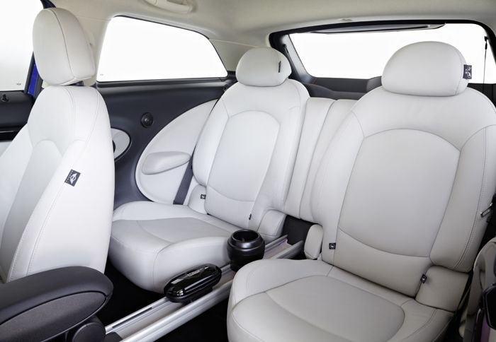 H πρόσβαση στις πίσω θέσεις είναι εύκολη, με μελανό σημείο ότι τα εμπρόσθια καθίσματα χάνουν τις αρχικές τους ρυθμίσεις.