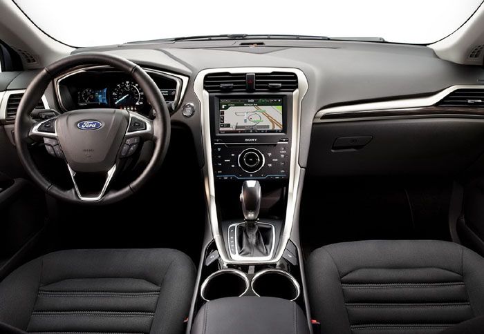 Μοντέρνο στυλ και αίσθηση ποιότητας αποπνέει το εσωτερικό του νέου μεσαίου μοντέλου που ετοίμασε η Ford. 