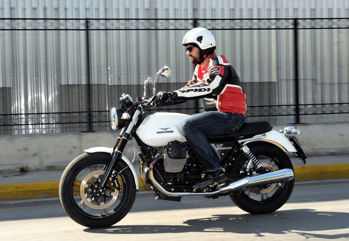 Μοτοσικλέτα απλή, κι απέριττη. Ρουά ματ. Με εγκάρσια τοποθετημένο το V2 των 90 μοιρών, με στιλ, και τσαμπουκά.