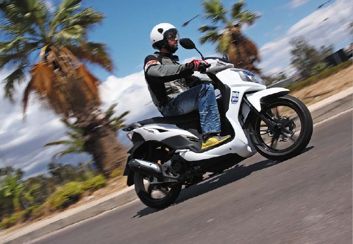 Το αστικό περιβάλλον αποτελεί το σπίτι του SR. Θα κινηθεί με ταχύτητα και άνεση και στο μποτιλιάρισμα δεν θα κουράσει καθόλου τον αναβάτη του.
