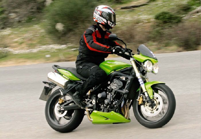Triumph Street Triple 675 - Γυμνή δύναμη.
