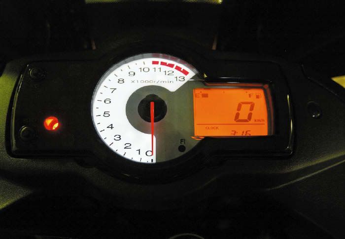 Στον πίνακα οργάνων κυριαρχεί το λευκό στροφόμετρο που δίνει μία σπορ νότα. Πλήρεις και ευανάγνωστες οι ενδείξεις τους.