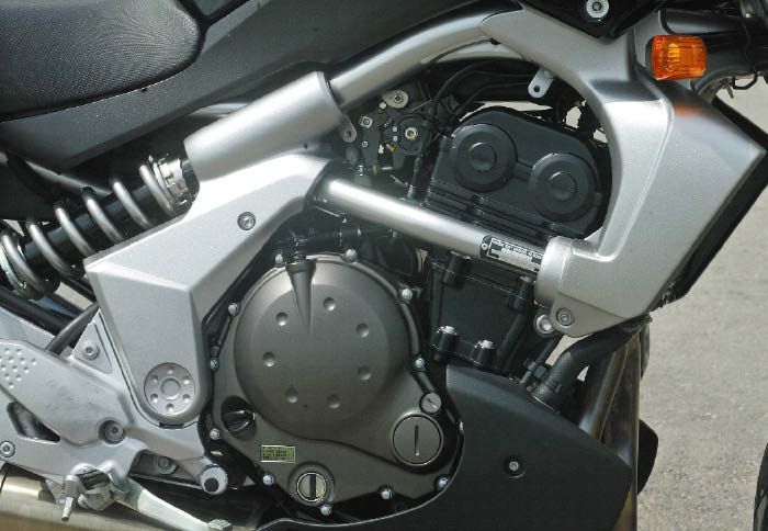 Το δικύλινδρο μοτέρ διακρίνεται για τις πολύ δυνατές μεσαίες, αλλά και τη χαμηλή του κατανάλωση. 