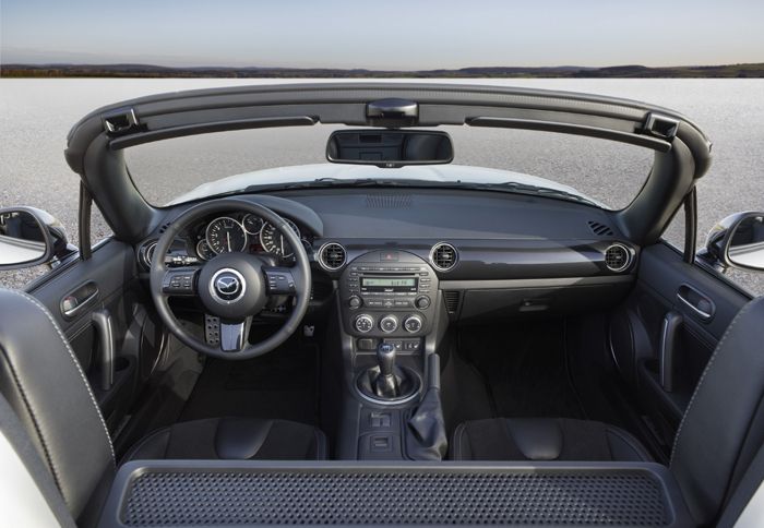 Το εσωτερικό του αυτοκινήτου δεν εμφανίζει σημαντικές διαφοροποιήσεις.