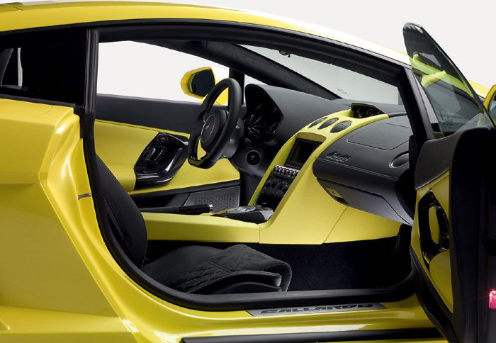 Το εσωτερικό της δείχνει άκρως «πολεμικό» όπως αρμόζει στην περίσταση.