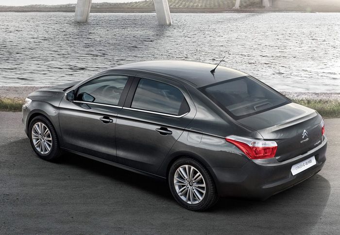 Το μεταξόνιο του είναι στα 2,65 μέτρα, και ο χώρος αποσκευών αγγίζει τα 506 λίτρα.