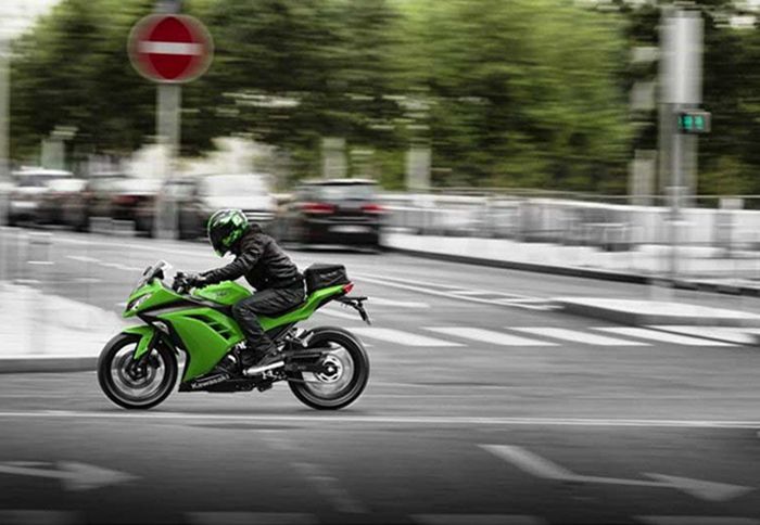 H Kawasaki παρουσίασε επίσημα φωτογραφίες και στοιχεία για το νέο Ninja 300R.