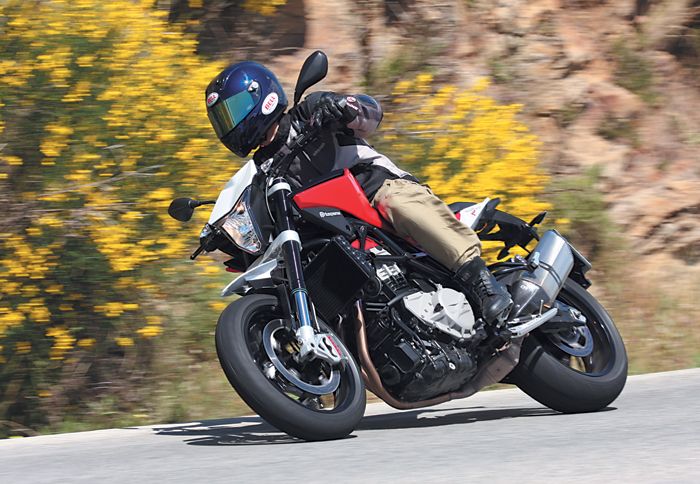 Δώσε και σε μένα μπάρμπα. Ουράνιο κράτημα, ζωντανό τιμόνι, σκληρά σχετικά ελαστικά. Προβλέψιμο και απολαυστικό, παντού.
