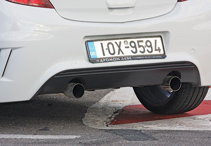 Διπλές στρογγυλές εξατμίσεις αντί για τριγωνική στο κέντρο.