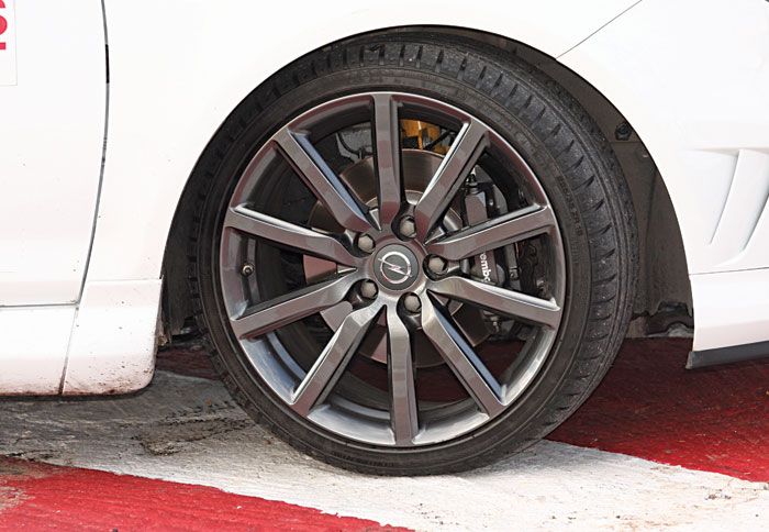 Πανέμορφες ζάντες και από πίσω τους φρένα Brembo και κίτρινα Bilstein.