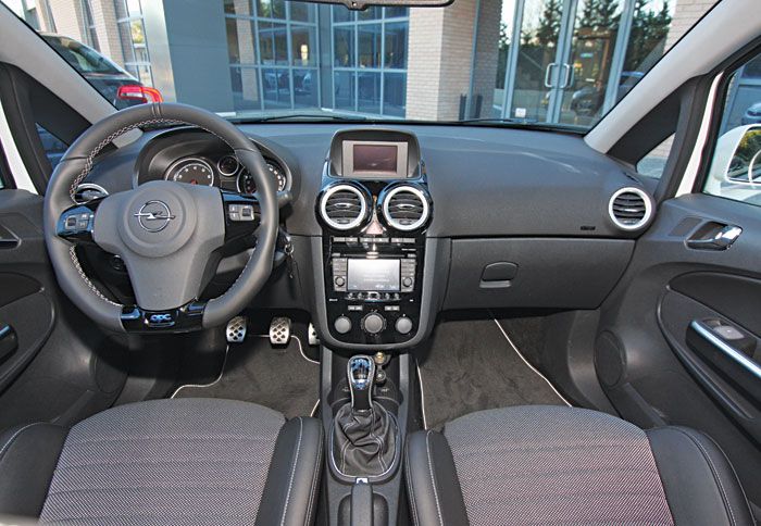 Γνωστή εικόνα στο εσωτερικό με μερικές πινελιές “Nürburgring” και μπάκετ καθίσματα που βγάζουν μάτι.