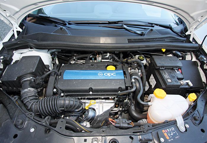 Συν 18 άλογα και συν 20 Nm ροπής συντελούν στις εκρηκτικές επιδόσεις του συλλεκτικού Corsa OPC Nürburgring Edition.