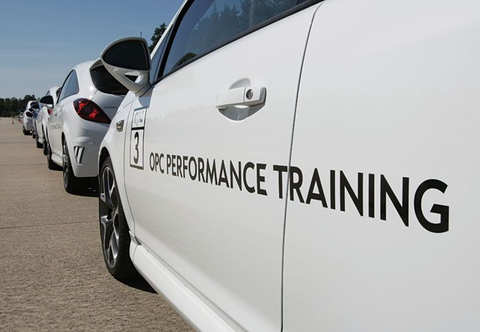 Στο… σχολείο της Opel βιώνεις μια μοναδική οδηγική εμπειρία, αδρεναλίνης αλλά και (κυρίως) ασφαλούς οδήγησης, πίσω από το τιμόνι των κορυφαίων μ