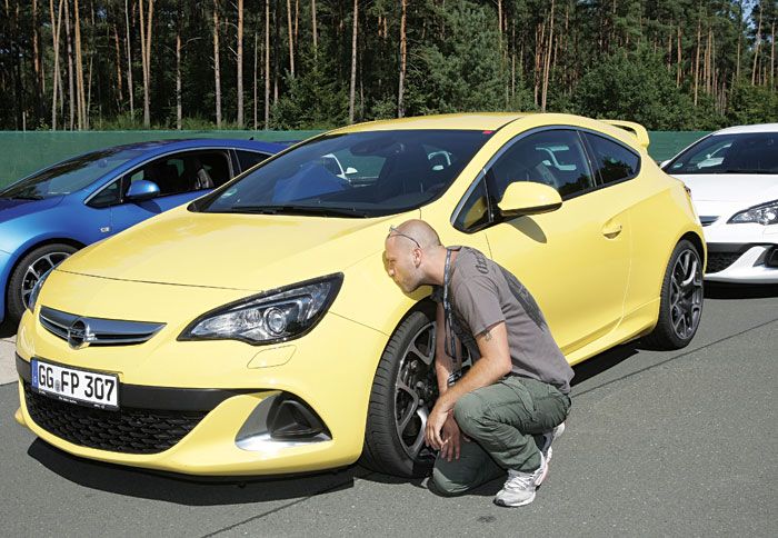 Έξαψη για τα μοντέλα OPC από κάποιους, που βρέθηκαν σε ένα πραγματικό χώρο… λατρείας τους!