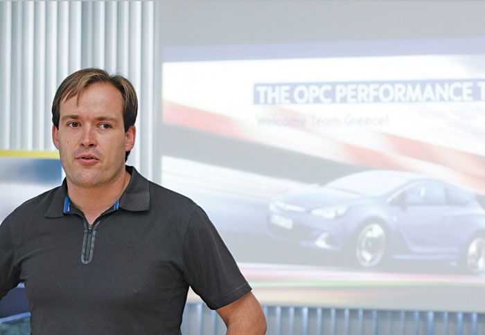 O Φέλιξ Σμιτ εισάγει τους φιλοξενούμενος στα μυστικά της πίστας και του OPC Perfomance Training.
