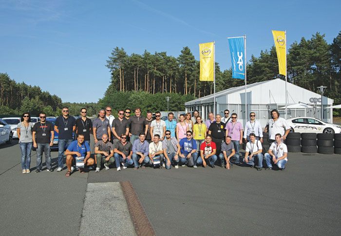 Η τάξη του OPC Training Program 2012. Εκπαιδευτές και εκπαιδευόμενοι με φόντο τα «καυτά» OPC μοντέλα της Opel.