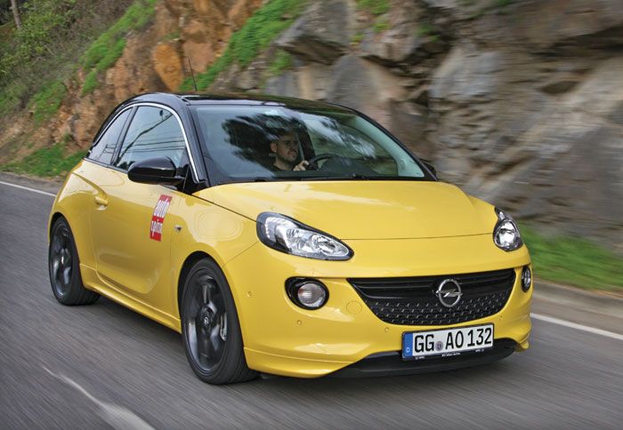 Η Οpel, που δεν έχει παράδοση στην κατηγορία, φρόντισε να τονίσει το στιλ του νέου της μοντέλου για να προσελκύσει το κοινό.