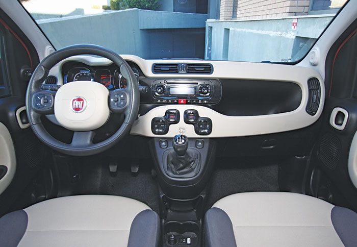Το εσωτερικό του Fiat Panda διακρίνεται για την ευχάριστη σχεδίασή του, τη στιβαρή του κατασκευή και τα πολύ καλά υλικά.