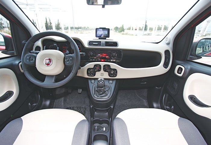 Το εσωτερικό του Fiat Panda διακρίνεται για την ευχάριστη σχεδίασή του, τη στιβαρή του κατασκευή και τα πολύ καλά υλικά που ντύνουν όλες τις επιφάνειε