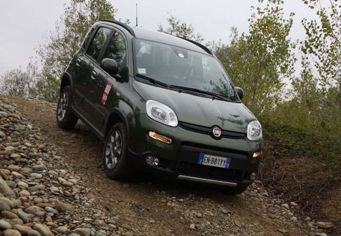 Με όπλα την τετρακίνηση, την ικανή απόσταση από το έδαφος και τα ειδικά ελαστικά του, το Panda 4x4 κάνει «παπάδες» εκτός δρόμου.