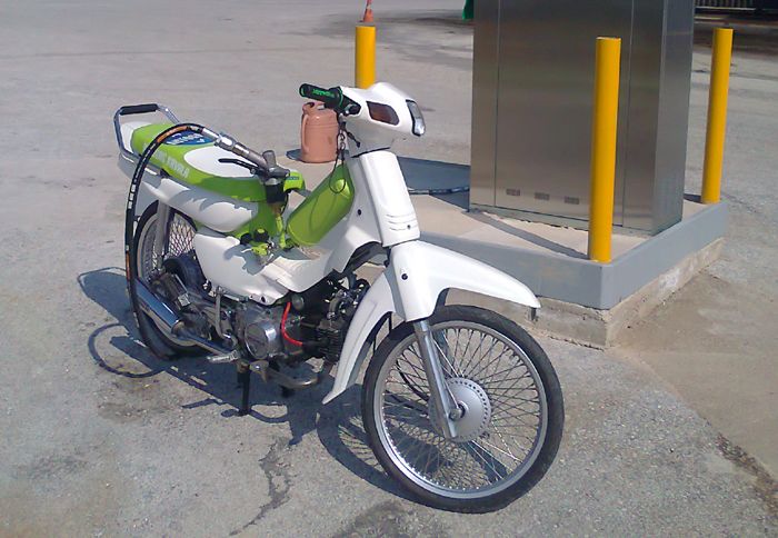 Όπως και στα αυτοκίνητα δεν καταργήθηκε τίποτα απλά τοποθετήθηκαν τα σχετικά εξαρτήματα ώστε το μηχανάκι να κινείται και με υγραέριο.
