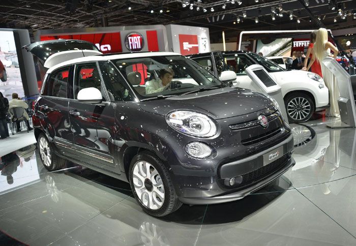 H Fiat, μεταξύ άλλων, παρουσιάζει την πολυμορφική έκδοση του δημοφιλούς 500, L. 