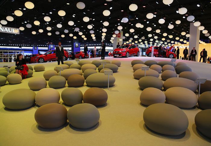 Εντυπωσιακά σκηνικά και περίπτερα συνθέτουν τον κόσμο της έκθεσης.