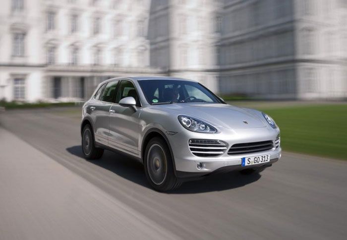 Η νέα Cayenne e-Hybrid θα μπορεί να ταξιδέψει έως και 24 χιλιόμετρα με τη χρήση του ηλεκτροκινητήρα. 
