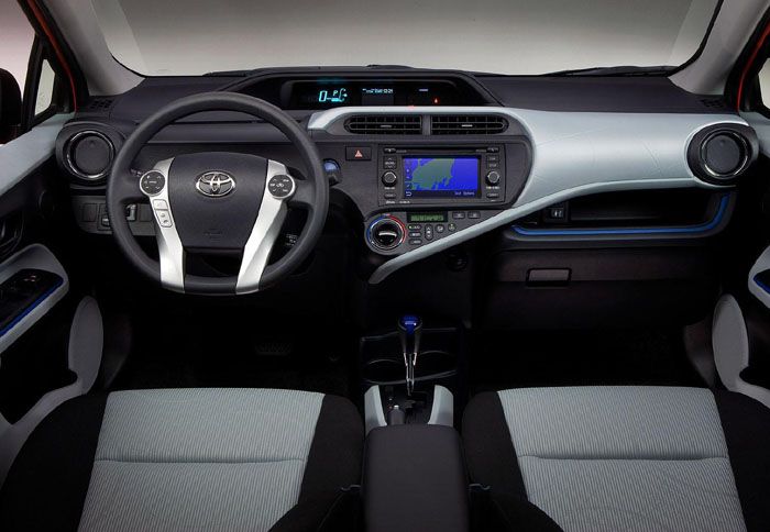 Αν και θυμίζει λίγο το υπάρχον Prius, το εσωτερικό του Prius C έχει το δικό του ιδιαίτερο χαρακτήρα. 