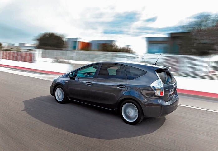 Στο δρόμο του Prius+ εντυπωσιάζει με την πολιτισμένη κύλισή του και την προσεγμένη ηχομόνωση.