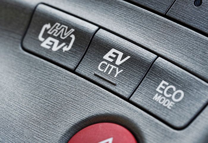 Σαν ηλεκτρικό, το Plug-in μπορεί να κινηθεί για 25 χιλιόμετρα και μέχρι τα 85 χλμ./ώρα. Μετά αναλαμβάνει το υβριδικό σύστημα. 