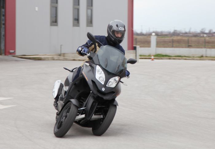 Το Quadro 350D διατίθεται πλέον και στη χώρα μας, στην τιμή των 5.995 ευρώ.
