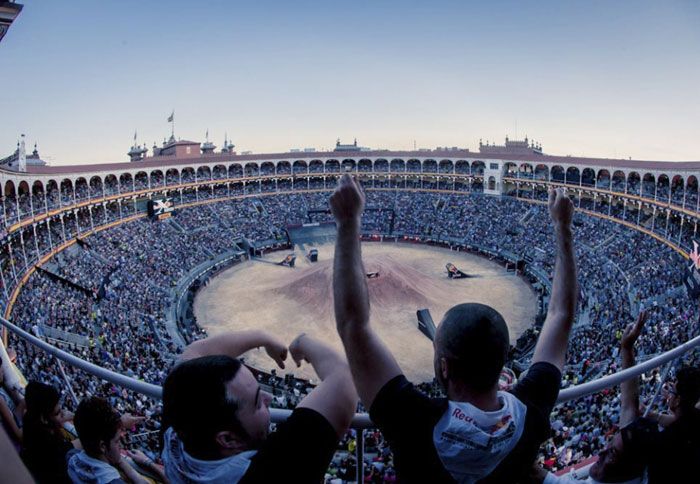 Φοβερή η ατμόσφαιρα, στην Plaza del Toros de las Ventas, στη Μαδρίτη, όπου ένα ενθουσιώδες κοινό υποδέχθηκε το show των Red Bull X-Fighters.