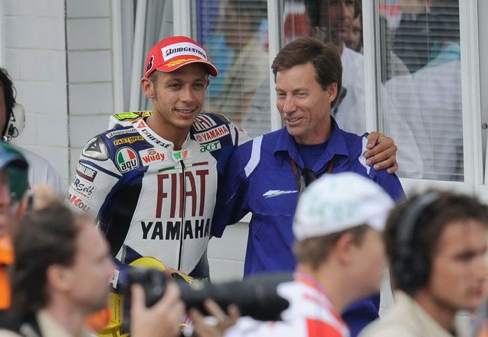 Στη φωτογραφία, οValentino Rossi, παρέα με τον Lin Jarvis, τον διευθυντή της αγωνιστικής ομάδας της Yamaha, το 2008.